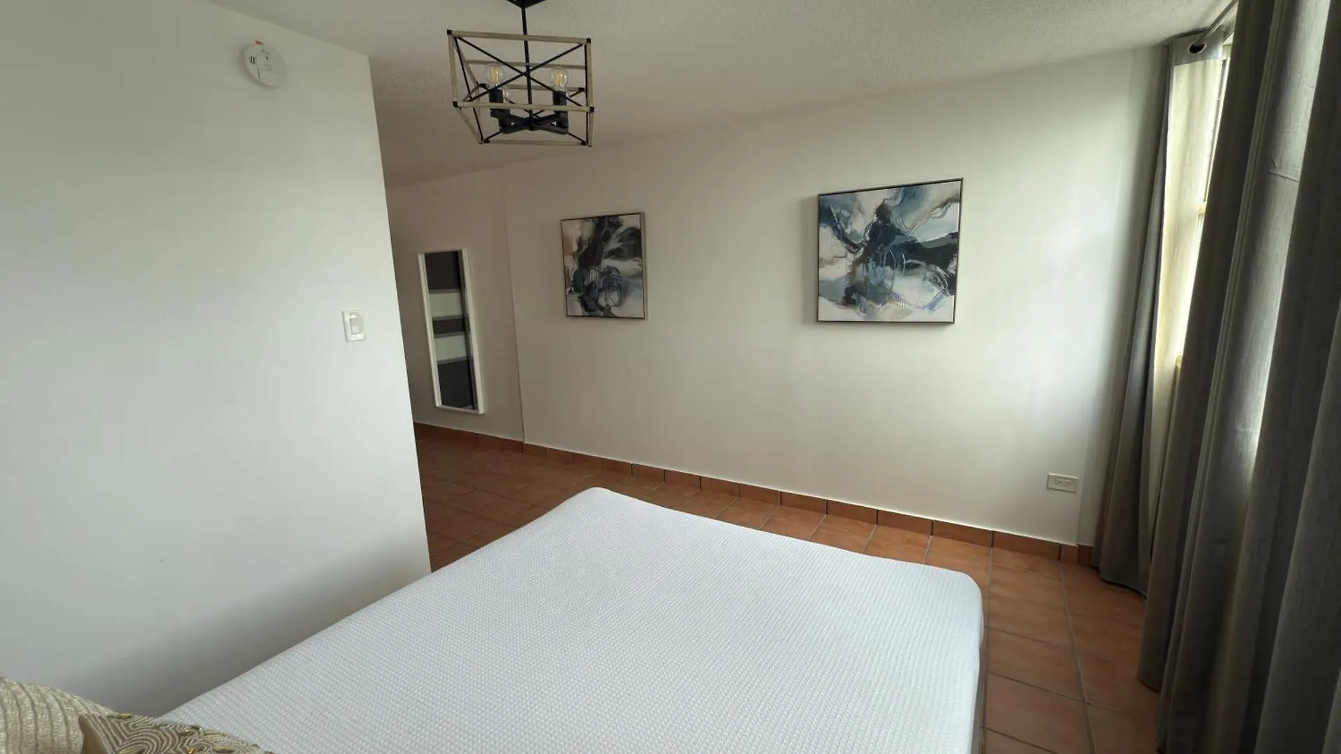 3 Bed 1 Bath 1 Park Plaza Universidad 2000 San Juan Porto Riko